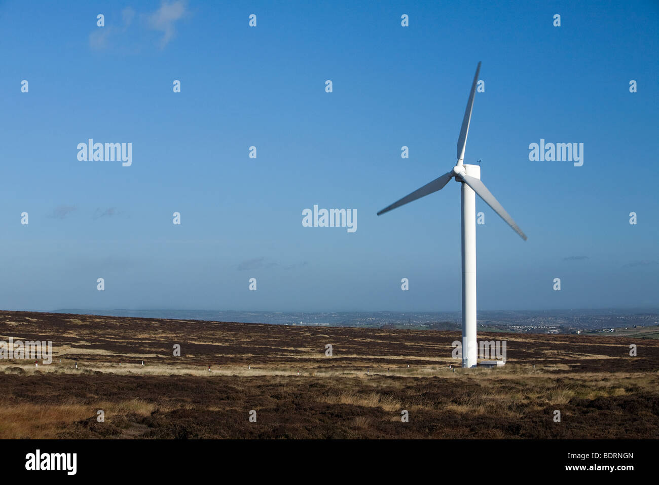 Eine einzelne Windkraftanlage, Windpark Ovenden Moor, Ogden Moor, West Yorkshire. Stockfoto