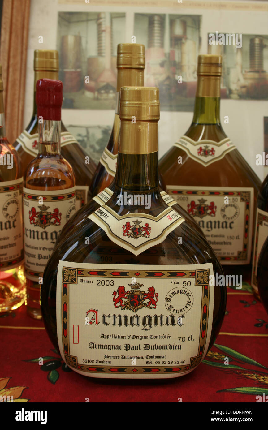 Flaschen von Armagnac verkauft auf dem Wochenmarkt in Lectoure, Frankreich Stockfoto