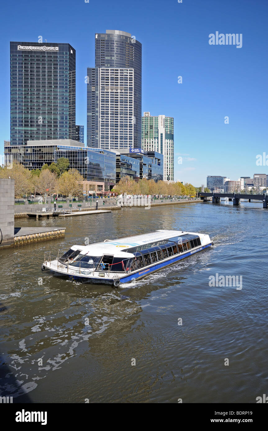 Melbourne-Kreuzfahrten und Hochhäuser am Ufer des Yarra River Melbourne Australien Stockfoto