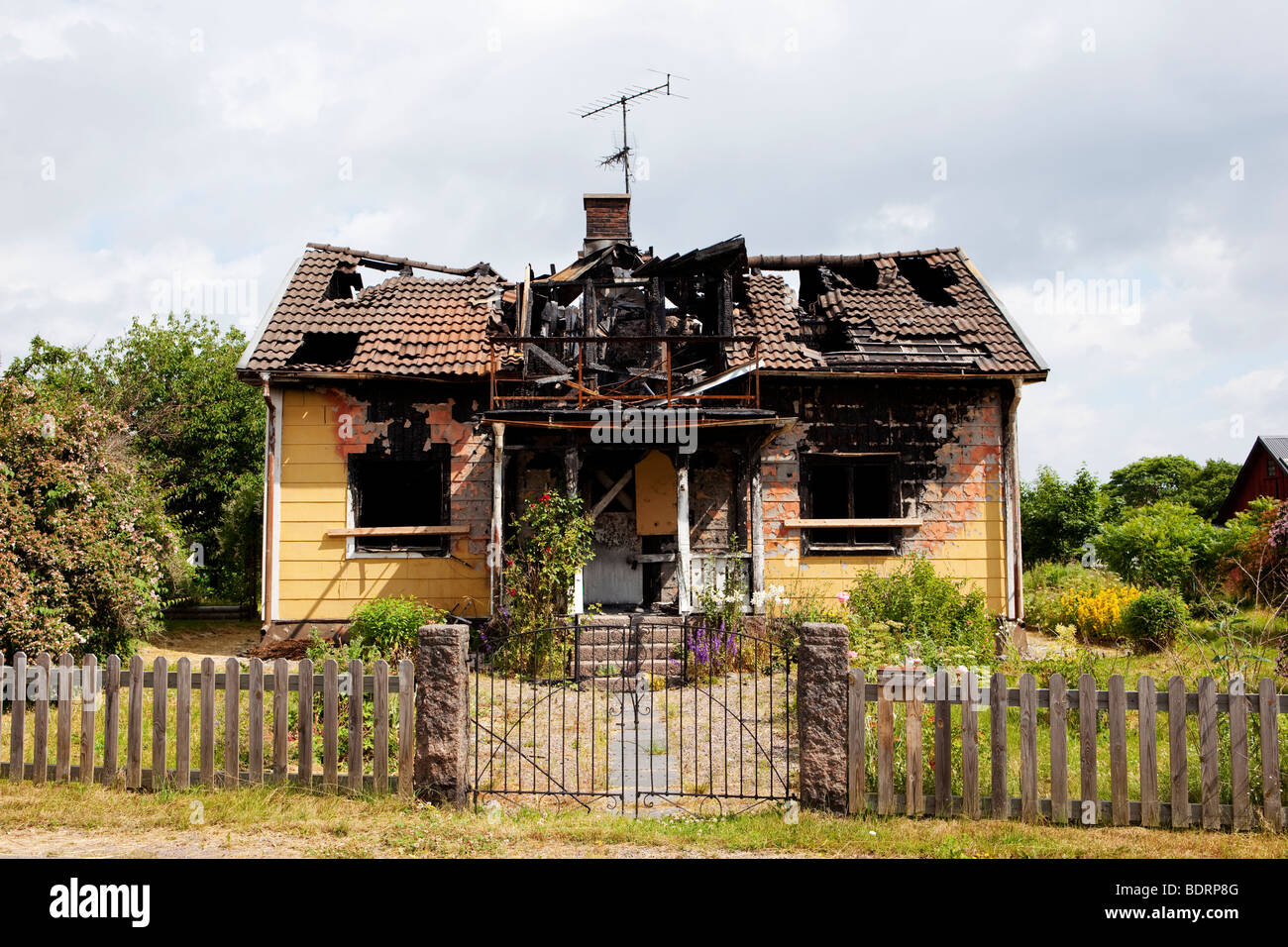 Wrack eines niedergebrannten Hauses. Stockfoto