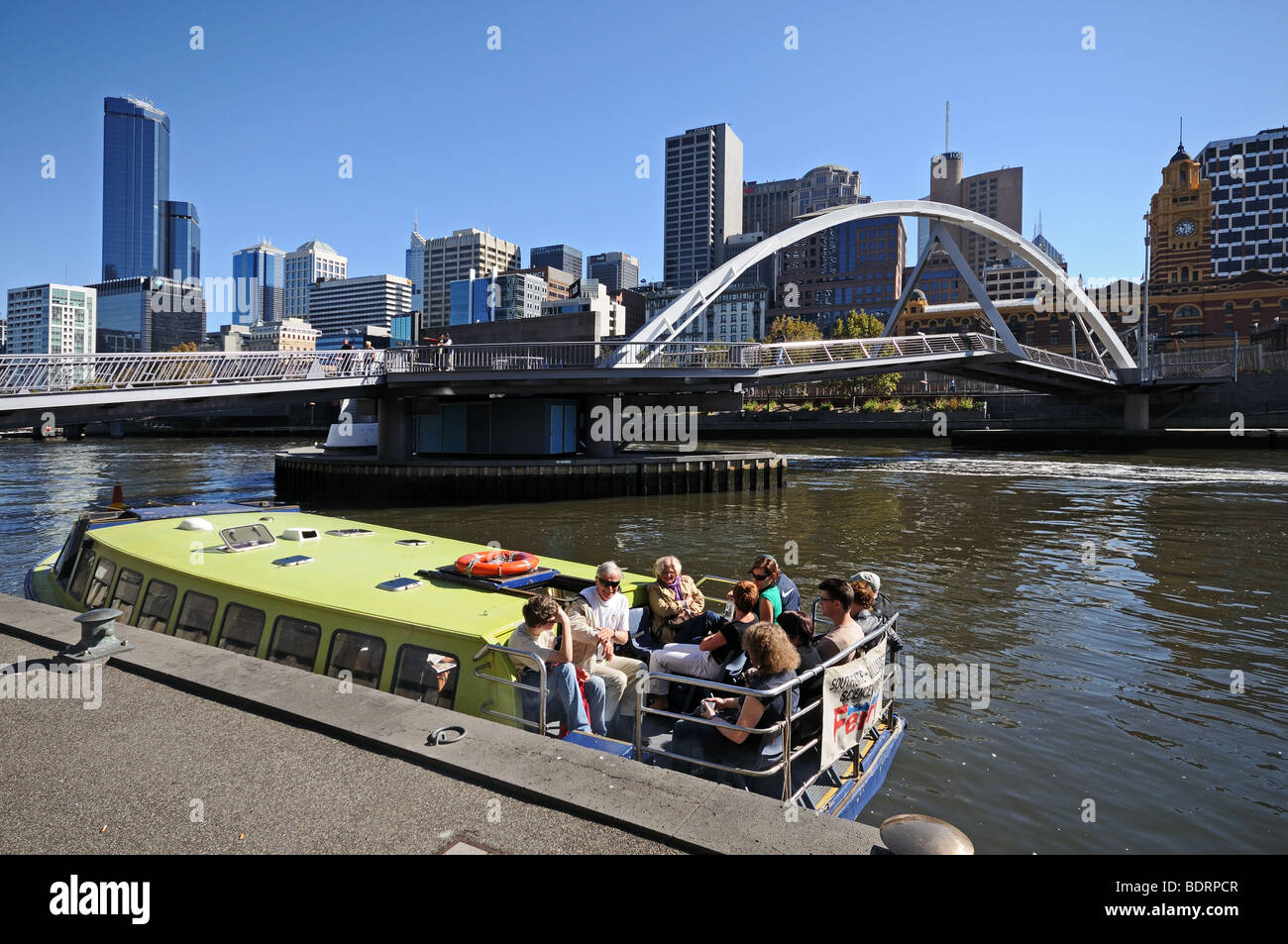 Melbourne-Kreuzfahrten und Hochhäuser am Ufer des Yarra River Melbourne Australien Stockfoto