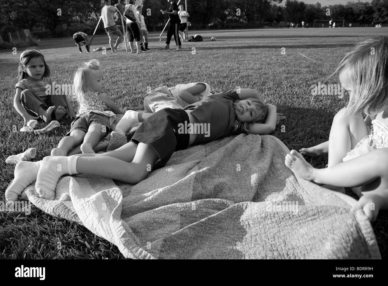 Schwarz / weiß Bild von Mädchen entspannen am Fußballplatz Stockfoto