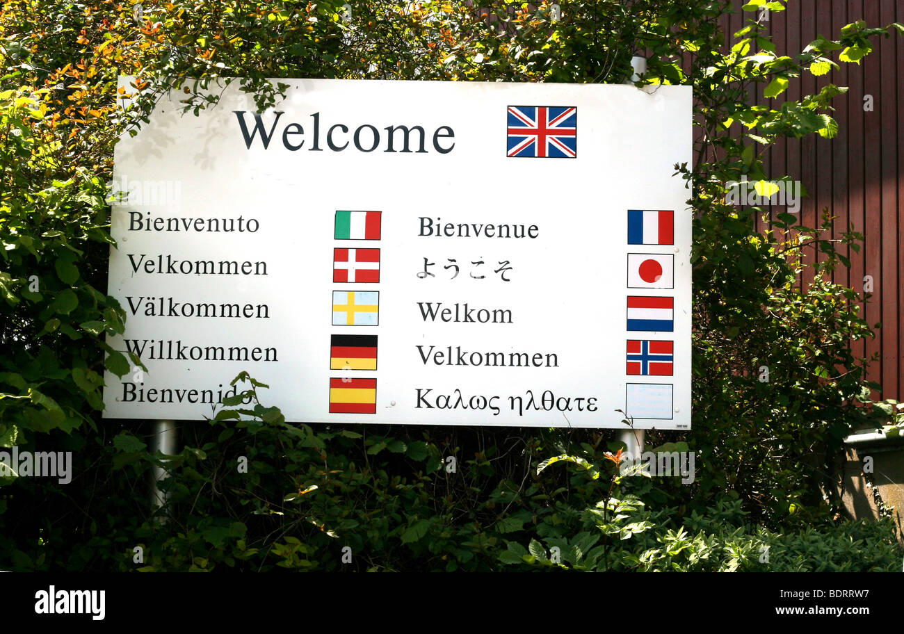 Multi lingual Willkommensschild in Italienisch, Französisch, Deutsch, Dänisch, Norwegisch, Spanisch, Japanisch, Finish, belgischen und Griechisch Stockfoto