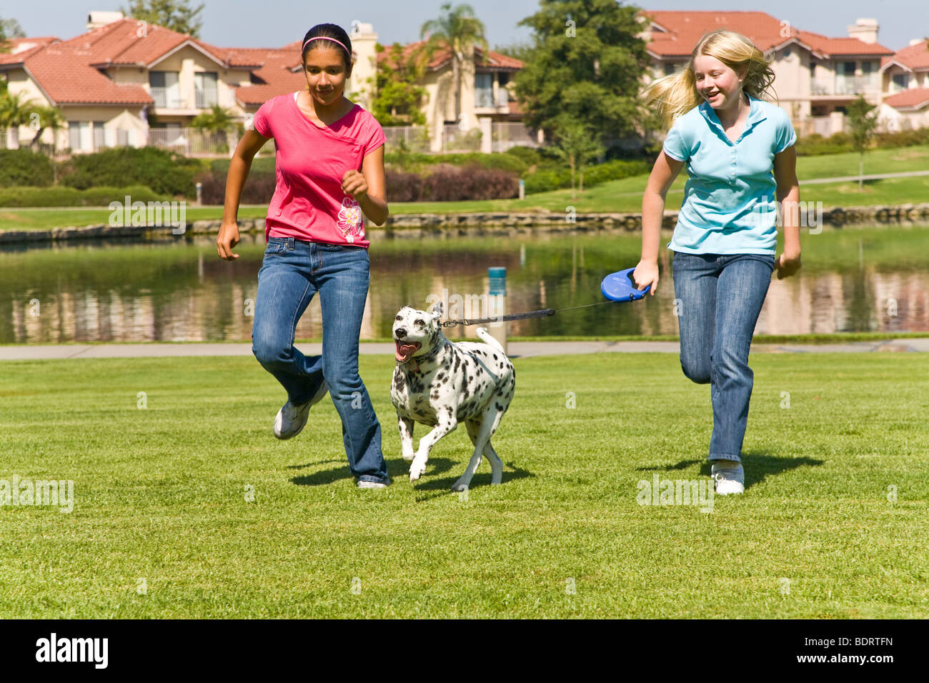 Vereinigte Staaten Hispanic kaukasische Mädchen 11-13 Jahre alte Jahr heraus hängen laufen Hundebesitzer Kinder Kind spielen spielt Hund Vorderansicht HERR © Myrleen Pearson Stockfoto