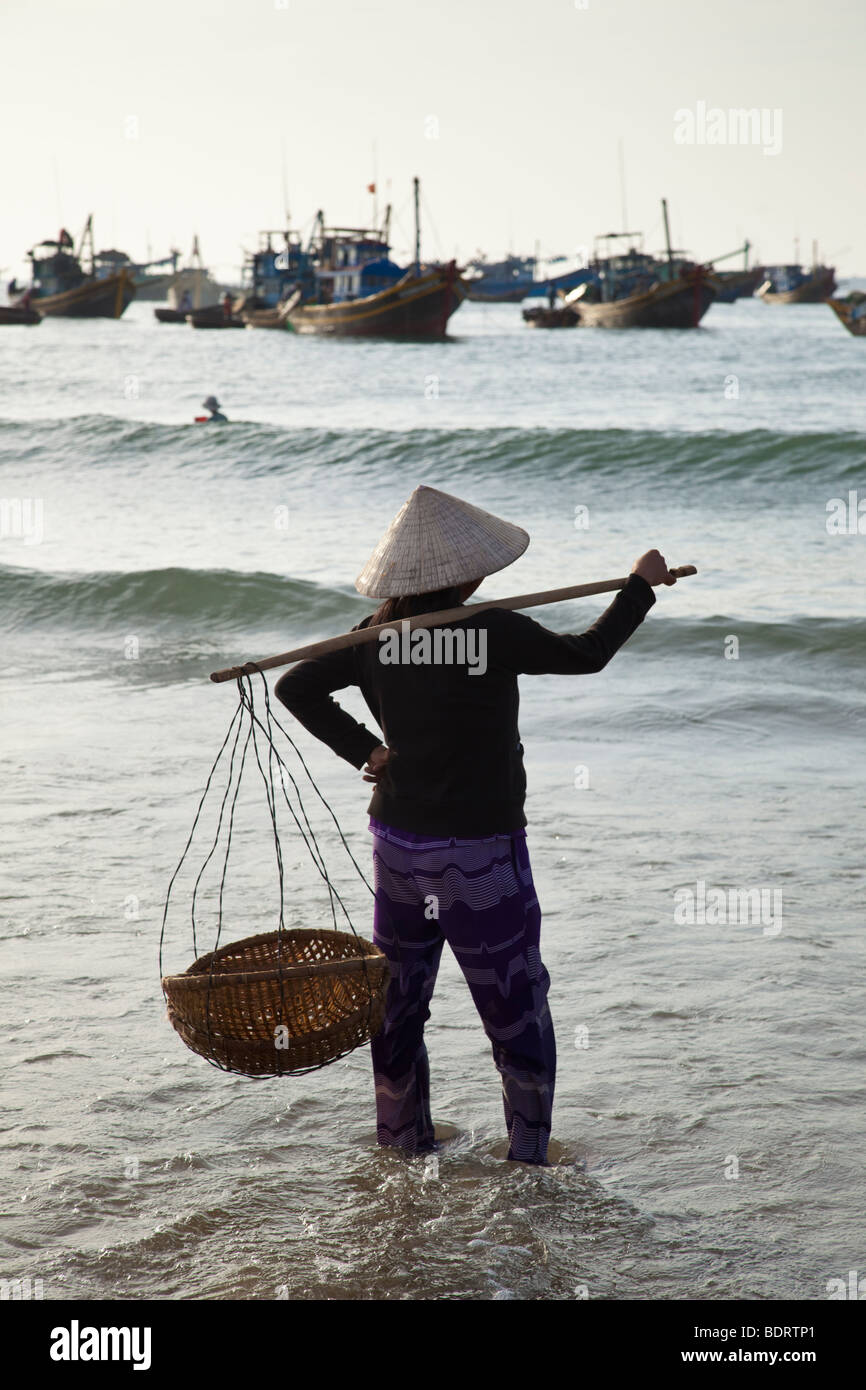 Vietnamesische Frauen warten dort Ehemänner und ihre Fischerei fangen für den Tag Stockfoto