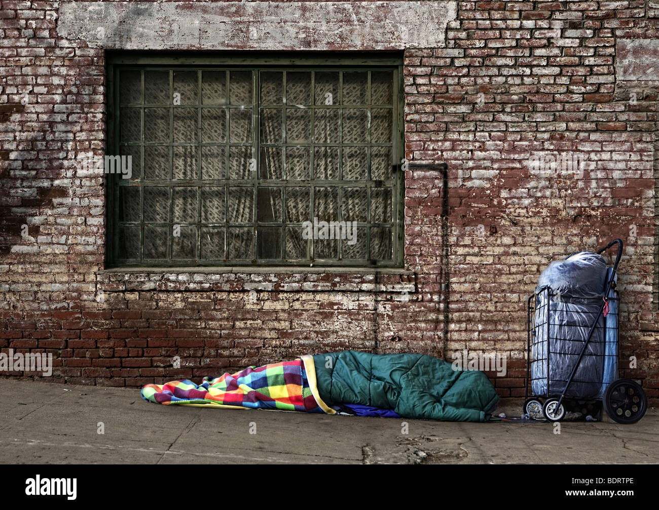 Obdachlosen Seele auf den Straßen in einem Schlafsack im Freien schlafen Stockfoto