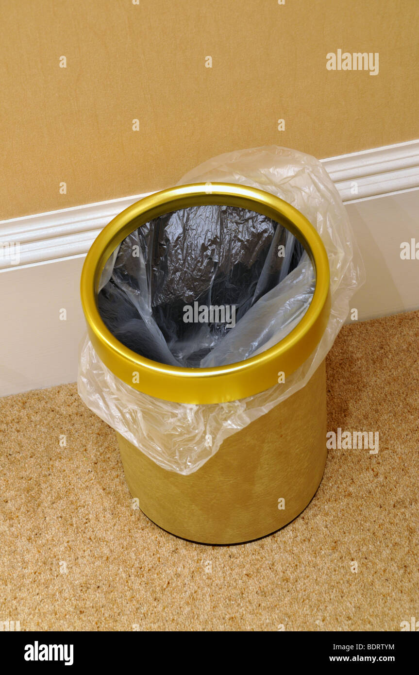 Ein Schlafzimmer Abfall Papier Korb / bin mit Liner. Stockfoto
