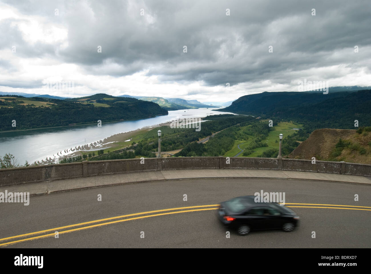 Ein Auto-Köpfe auf dem Columbia River Highway nach einem Besuch in Vista House. Stockfoto