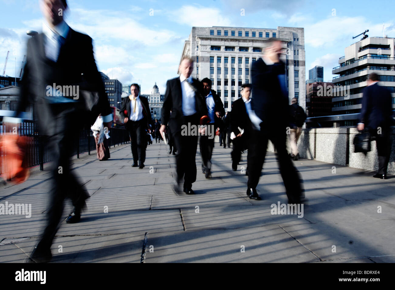 Geschäftsleute, die rauschenden auf London Brücke absichtliche Bewegung verwischen Stockfoto