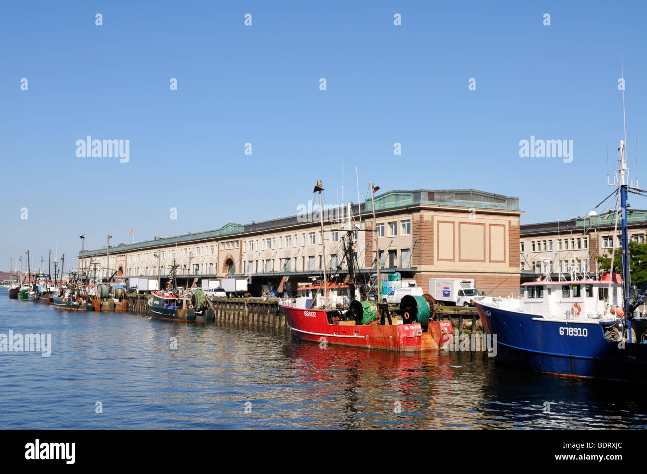 Boston Fish Pier mit Fischerbooten Stockfoto