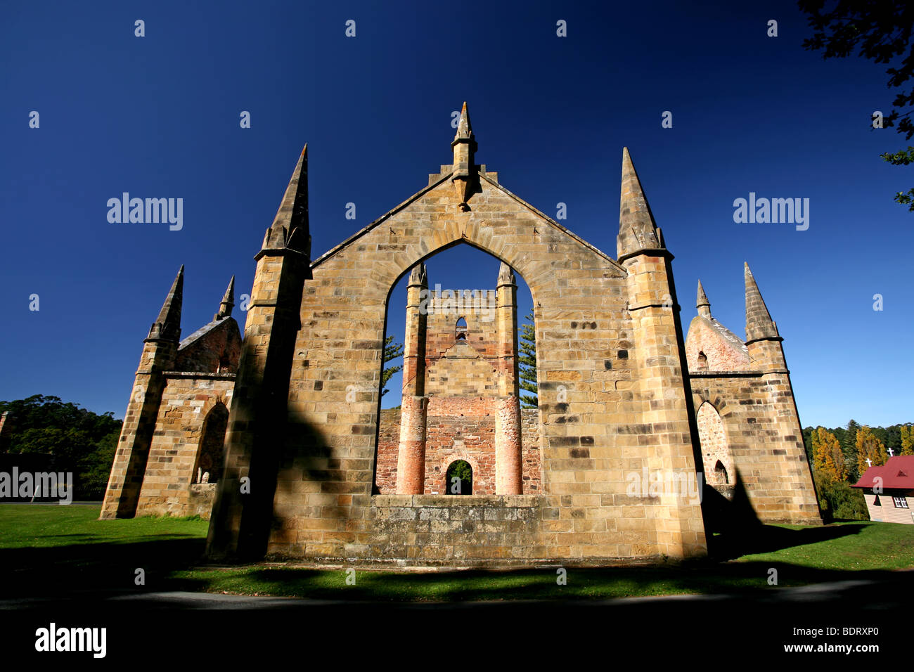 Kirche von historischen historischen Garten Gärten Weg Bahnen Strafkolonie in Port Arthur Tasmanien Australien Stockfoto