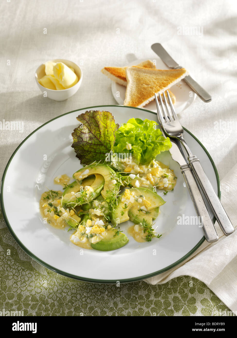 Avocado-Salat mit Ei-Soße, weiße Brot als Beilage Stockfoto