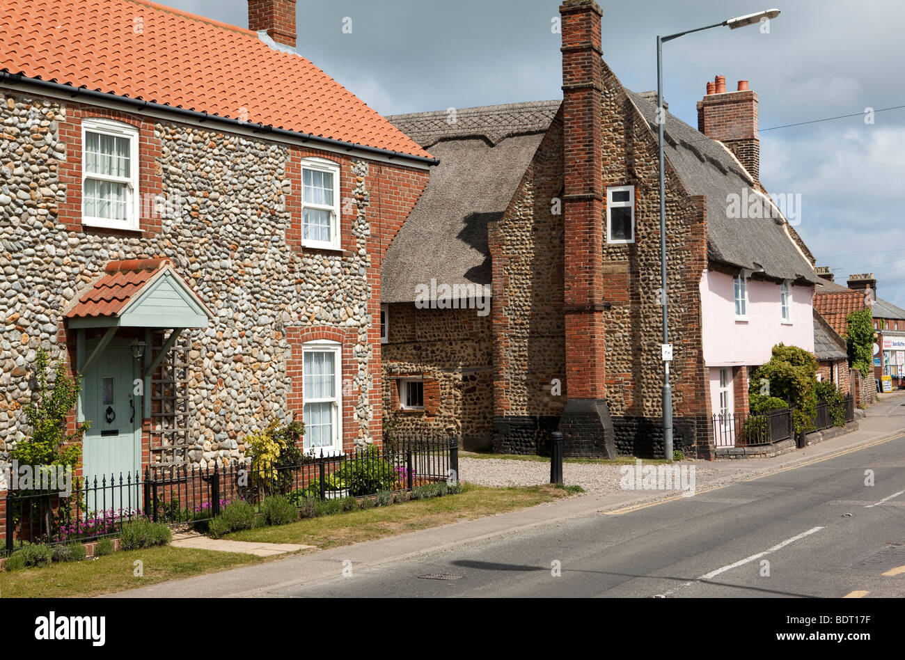 Großbritannien, England, Norfolk, Bacton, Broomholm, Dorf, attraktive Feuerstein konfrontiert am Straßenrand Hütte Stockfoto