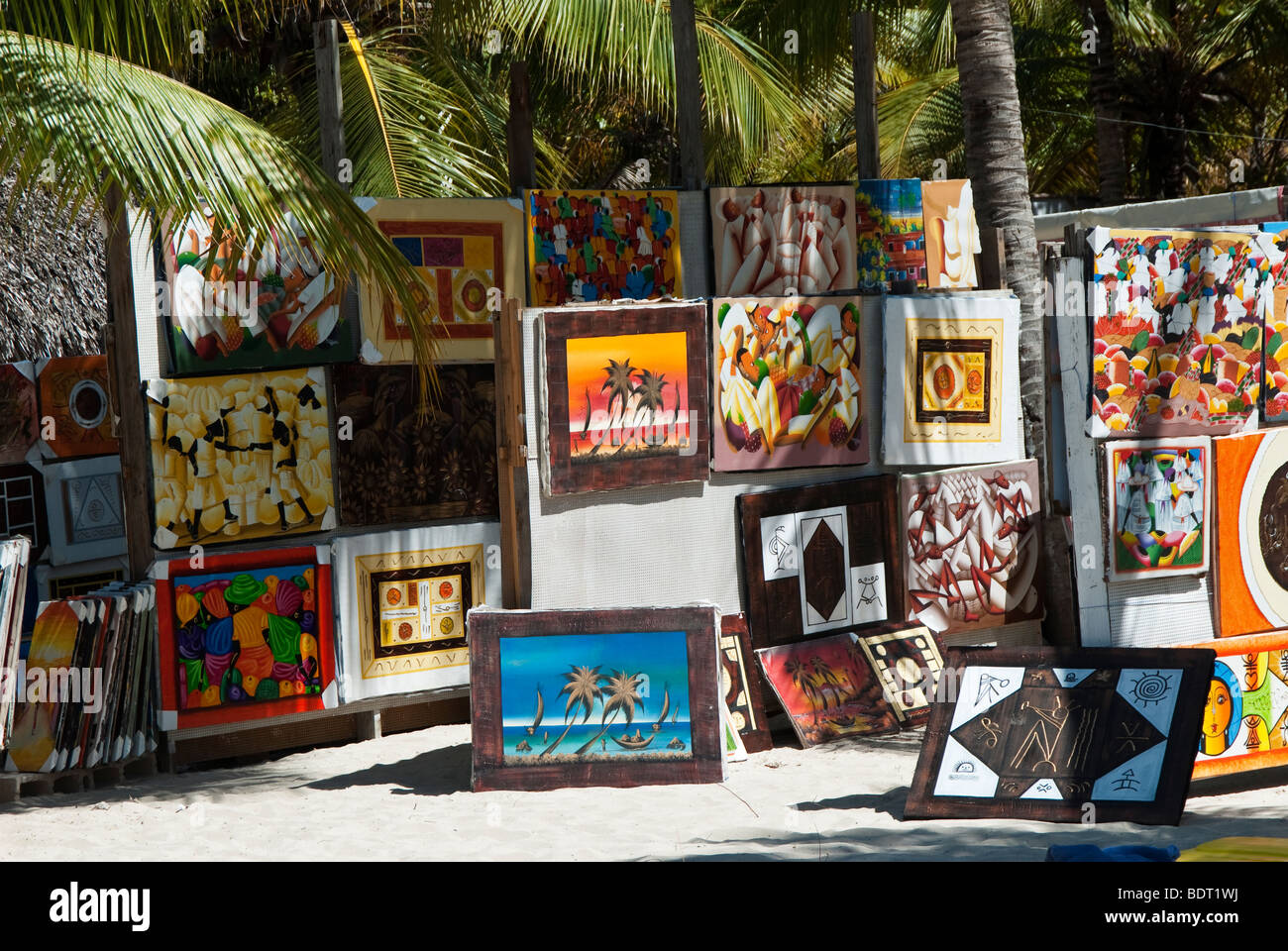 Exotische Kunstwerk zum Verkauf in einem Souvenirladen auf Catalina Island an der Küste der Dominikanischen Republik, Caribbean. Stockfoto