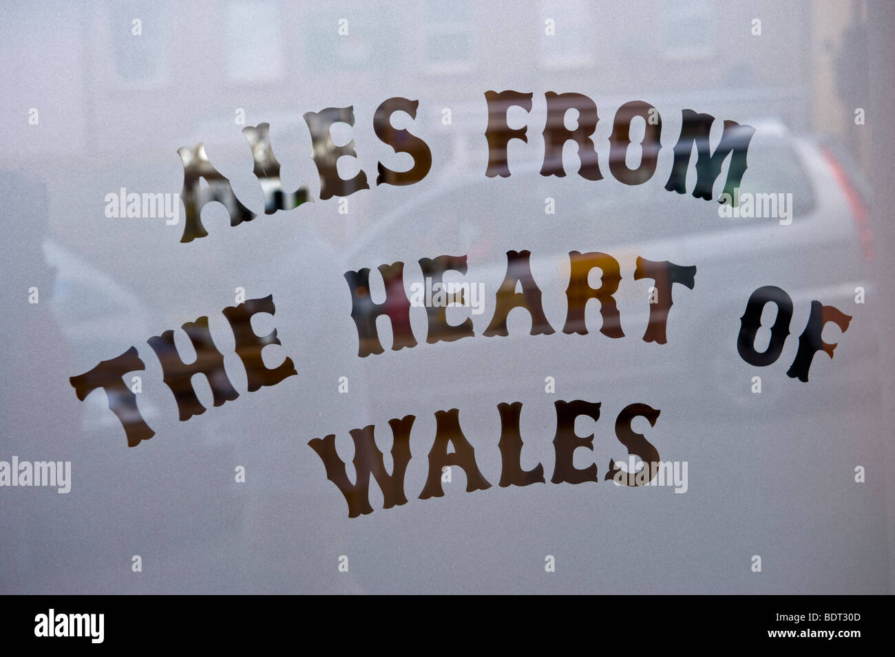 ALES aus THE HEART OF WALES Zeichen im Pub Fenster Brecon Powys Wales UK Stockfoto