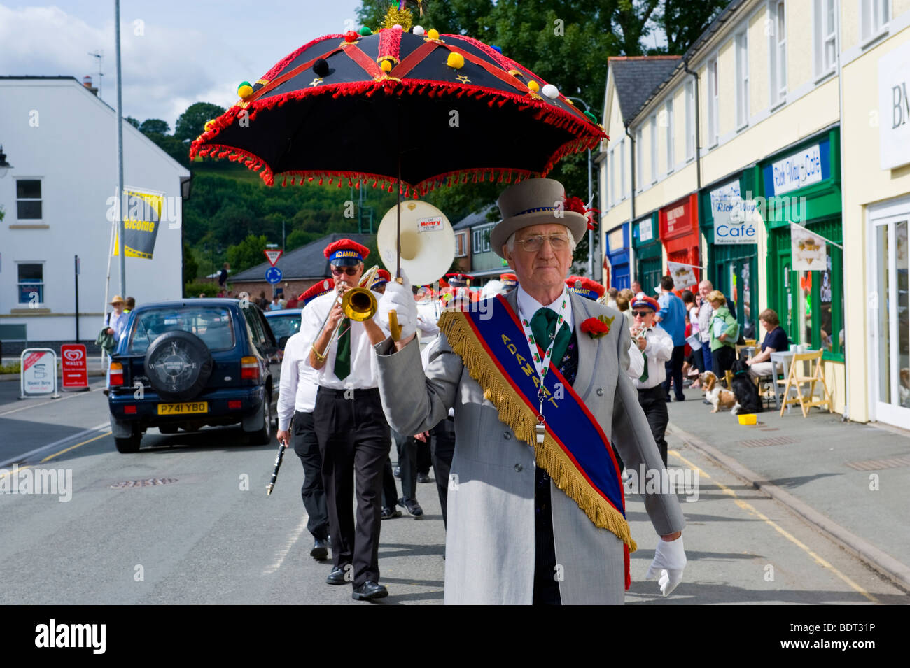 Unnachgiebig Marching Jazz Band-Parade durch die Straßen in Brecon Jazz Festival UK Stockfoto