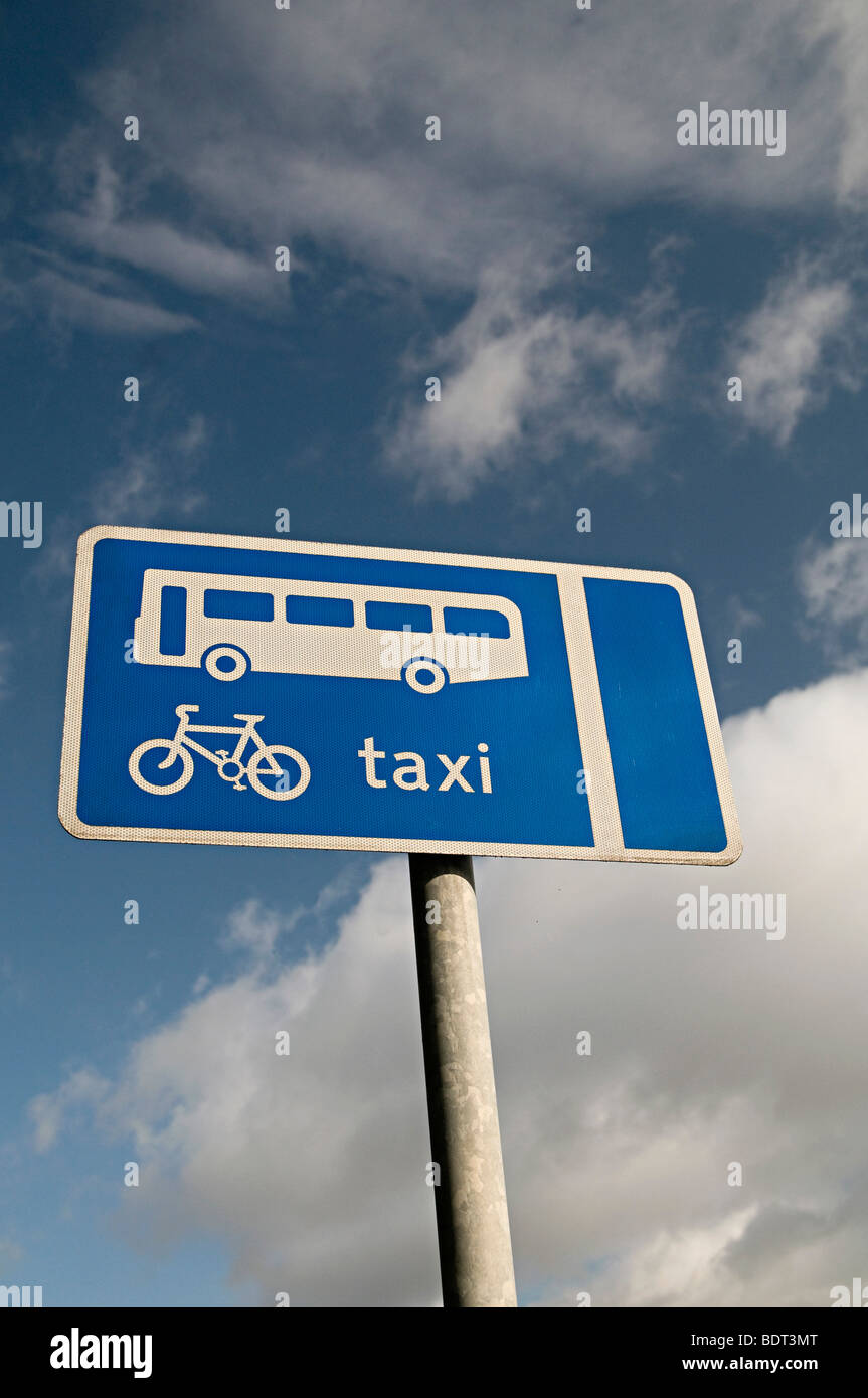 Bus Taxi cycle Lane Zeichen an einer Hauptstraße, wenn sie die Straße teilen die Zugriffszahlen für bestimmte Teil der Straße verbietet Stockfoto