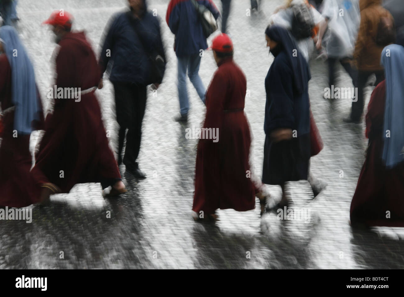Nonnen und Mönche bei starkem Regen in St. Peters Platz Rom Stockfoto