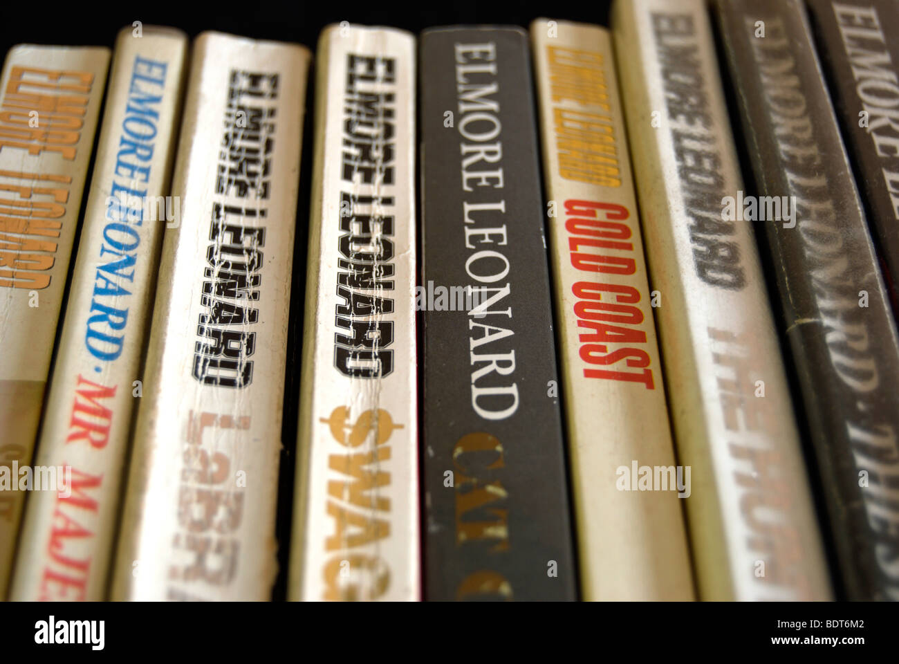 Zeile der gut entworfenen Bücher von US-amerikanischer Schriftsteller Elmore Leonard Stockfoto