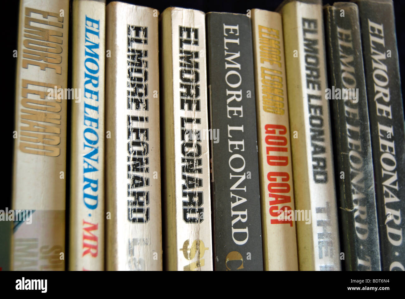 Zeile der gut entworfenen Bücher von US-amerikanischer Schriftsteller Elmore Leonard Stockfoto