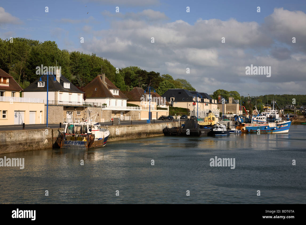 Am Kai in den inneren Kanal mit Fischerbooten in Port-en-Bessin, Calvados, in der Normandie, Frankreich bei Sonnenuntergang. Stockfoto