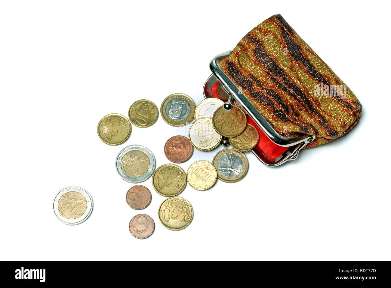 Geldbörse und Euro-Münzen isoliert auf weißem Hintergrund Stockfoto