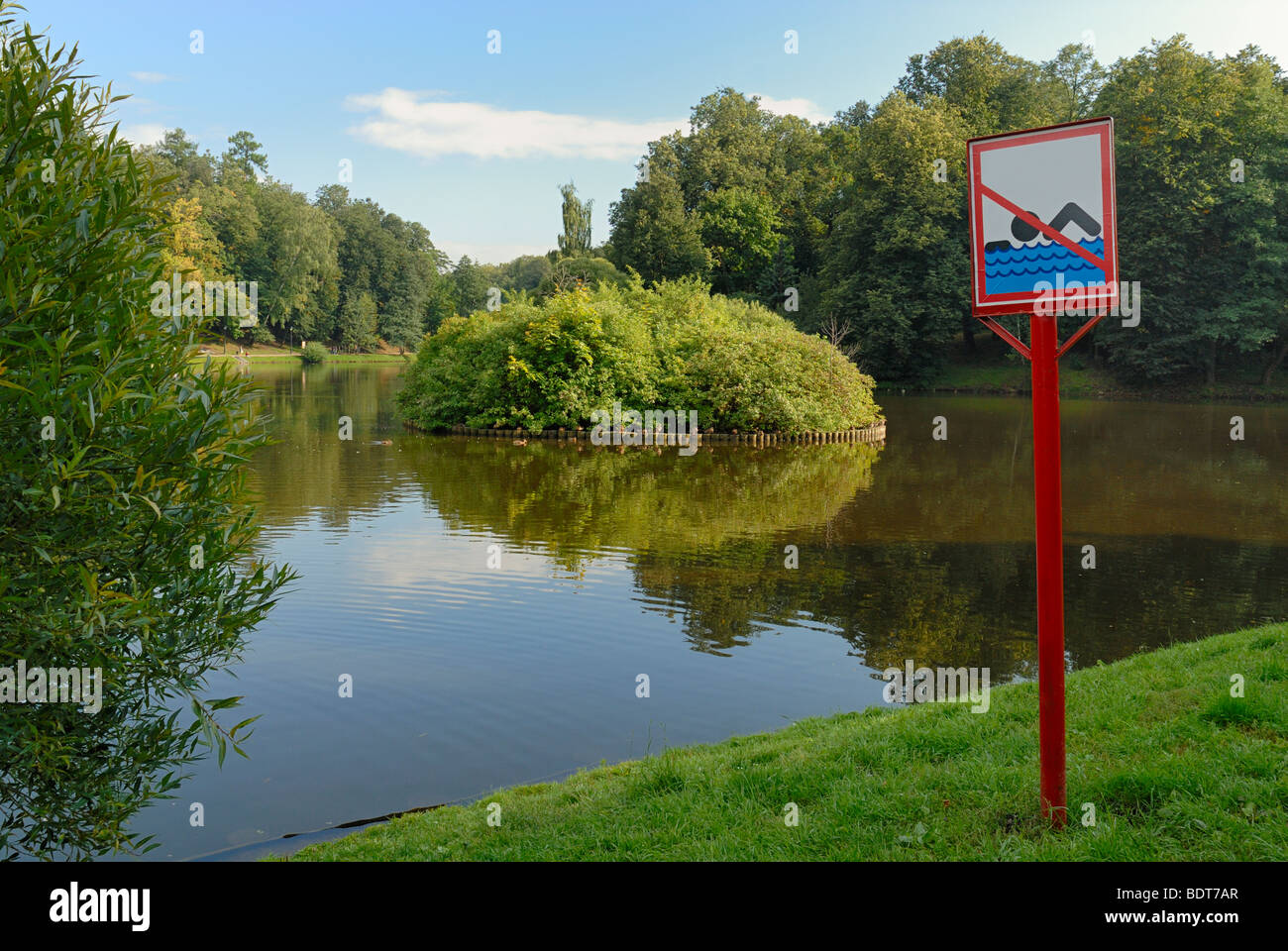 Kein Schwimmen-Zeichen am Ufer des Teiches in Moskau Zarizyno park Stockfoto