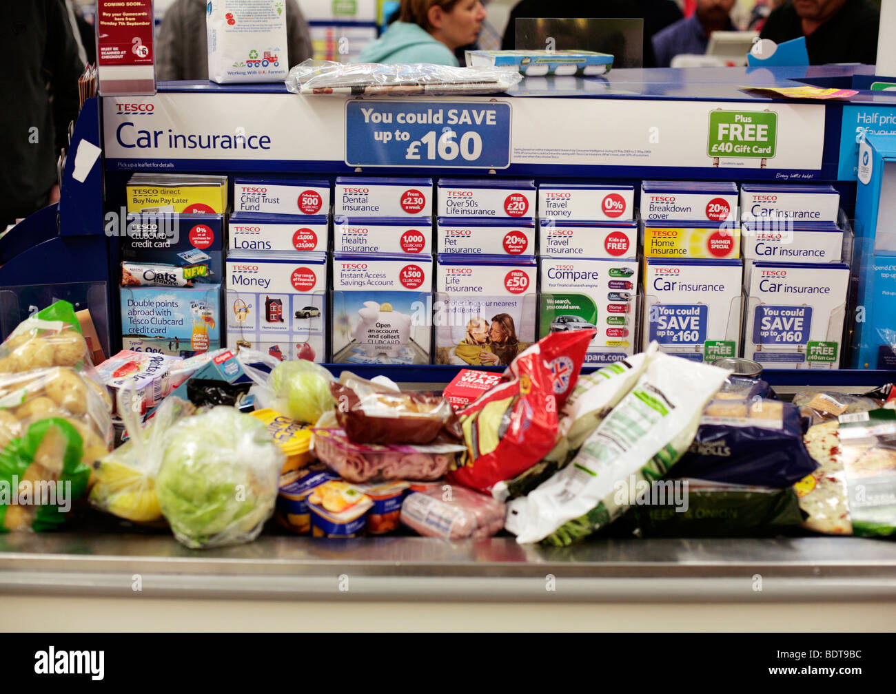 Flyer an der Kasse der Tesco für ihr Leistungsspektrum Finanz / Versicherung. Stockfoto