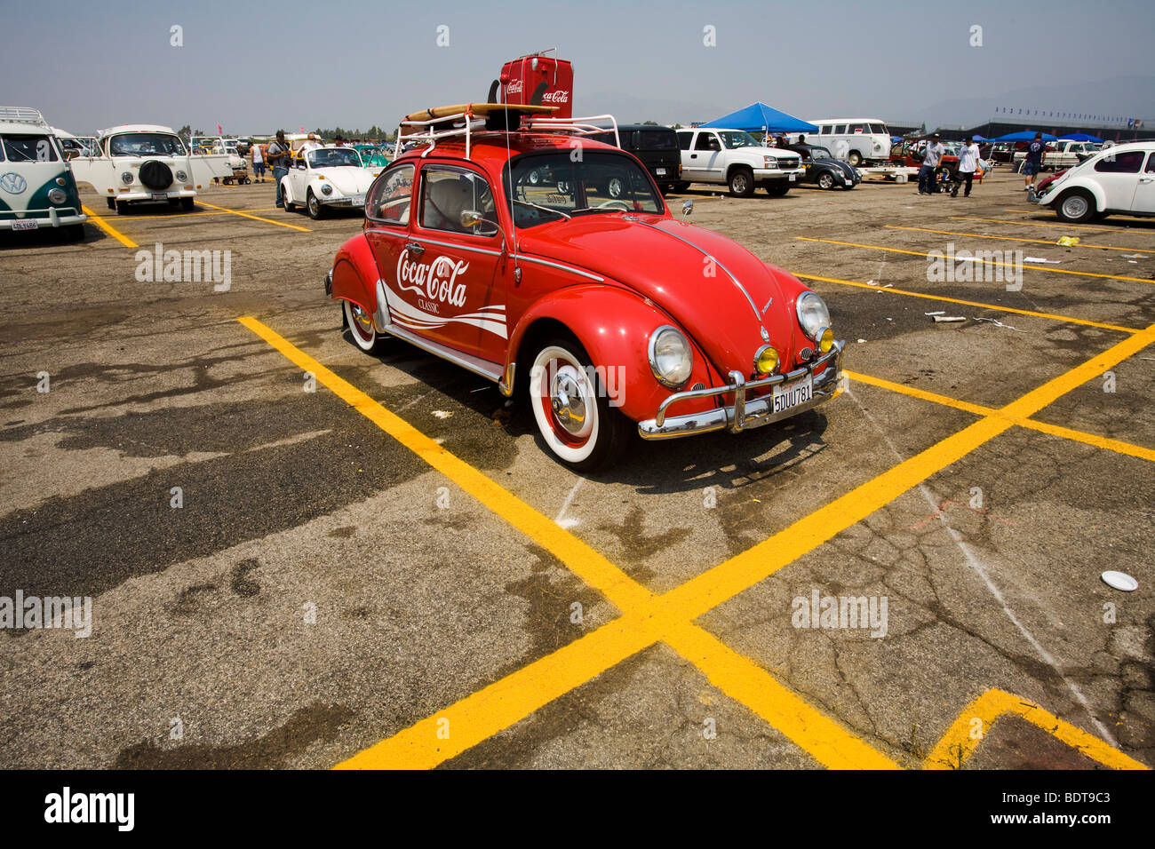 VW Käfer mit Coca Cola-Logo, Pomona Swap Meet für den antiken Auto-Enthusiasten, Stockfoto