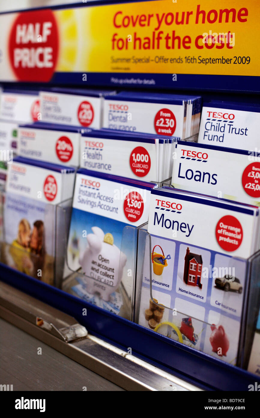Flyer an der Kasse der Tesco für ihr Leistungsspektrum Finanz / Versicherung. Stockfoto