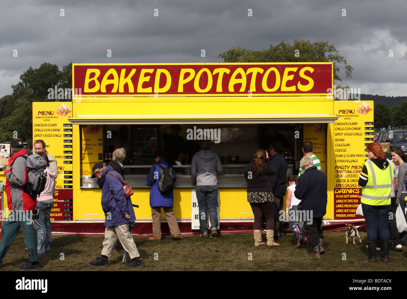 Ein catering Anhänger Verkauf gebackene Kartoffeln auf einem U.K Outdoor-Event. Stockfoto