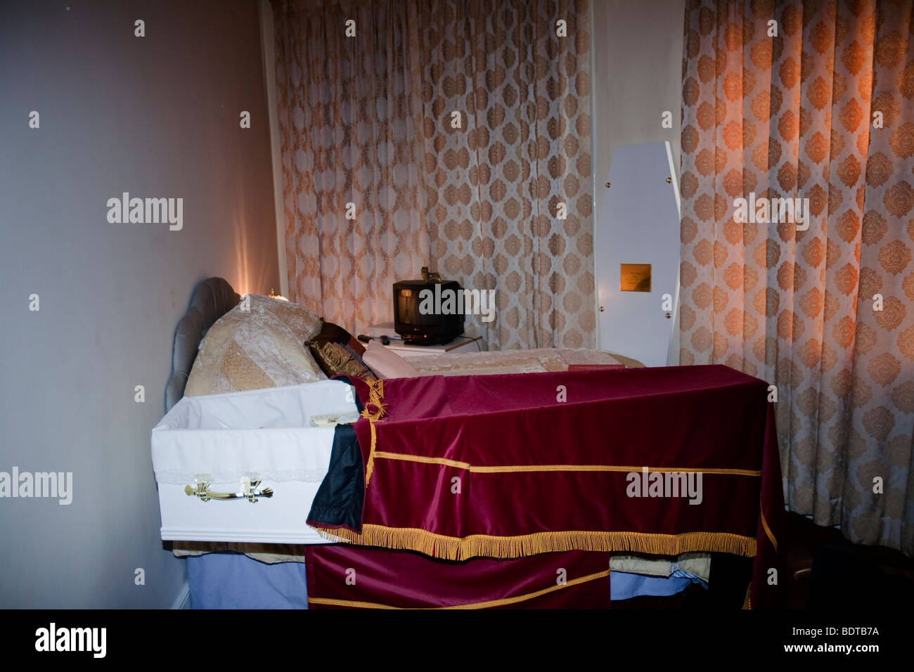 Offenen Sarg im privaten Zuhause Beerdigung Zuge Stockfoto