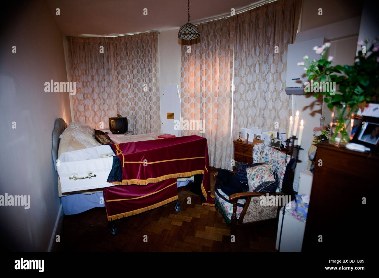 Offenen Sarg im privaten Zuhause Beerdigung Zuge Stockfoto
