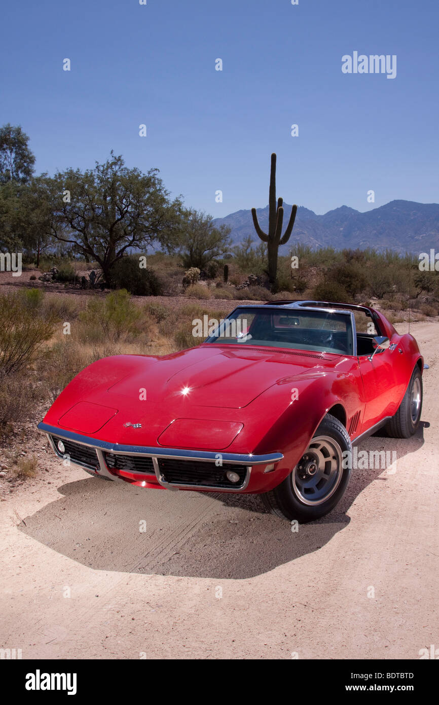 Eine klassische rote 1968 Corvette auf einer einsamen Straße in Tucson Arizona Stockfoto