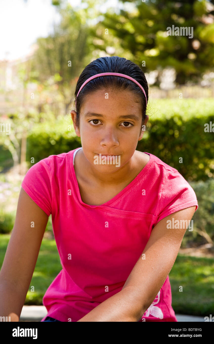 Hispanic Junior high Alter Mädchen denken ernsthaft Gedanken und schauen in die Kamera nachdenklich träumen Denken sitzen. HERR © Myrleen Pearson Stockfoto