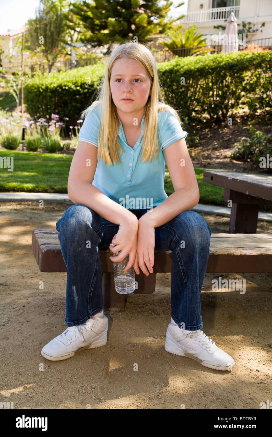 United States Junior high Alter Mädchen 11-13 Jahre Jahre spiegelt das Meditieren nachdenklich Träumen denken ernsthaft Gedanken. HERR © Myrleen Pearson Stockfoto
