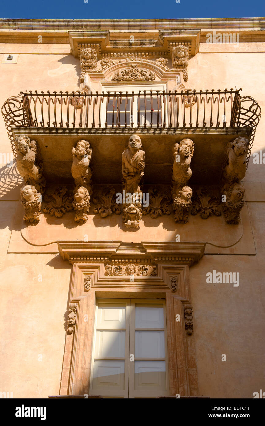 Geschnitzte barocke Balkon unterstützt - Palazzo Nicolaci - Noto - Sizilien Stockfoto