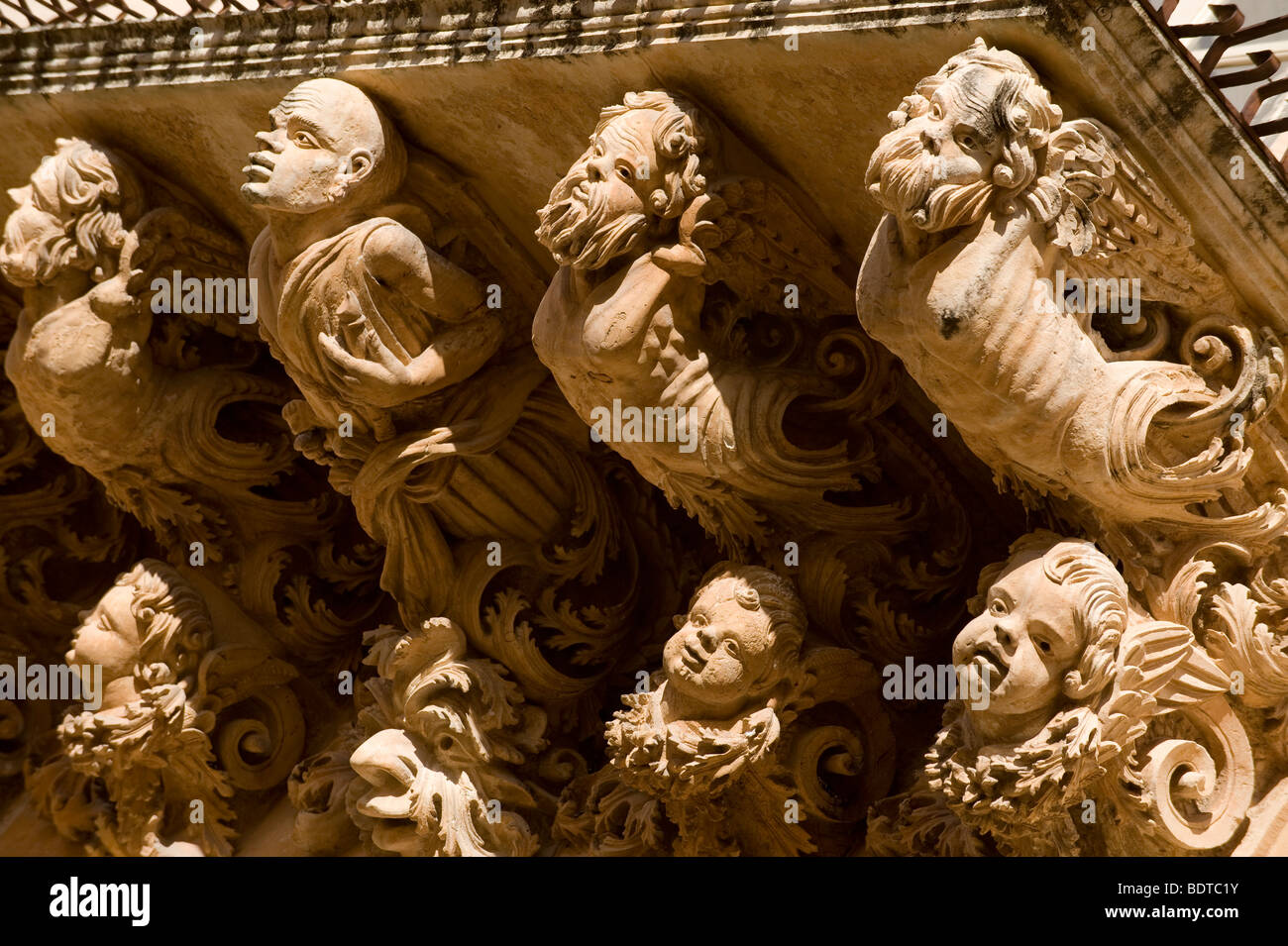 Geschnitzte barocke Balkon unterstützt - Palazzo Nicolaci - Noto - Sizilien Stockfoto