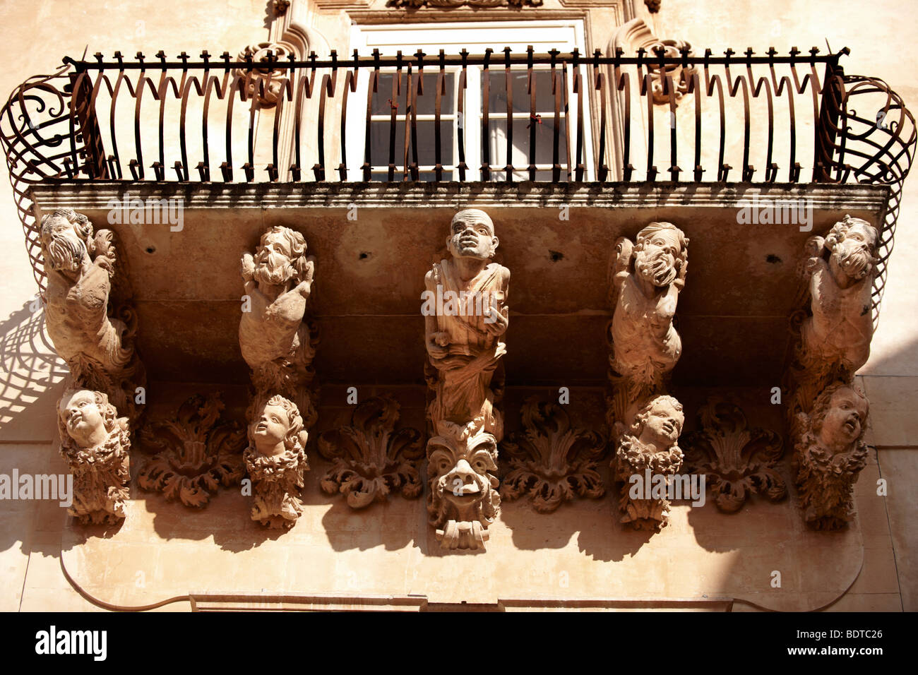 Geschnitzte barocke Balkon unterstützt - Palazzo Nicolaci - Noto - Sizilien Stockfoto