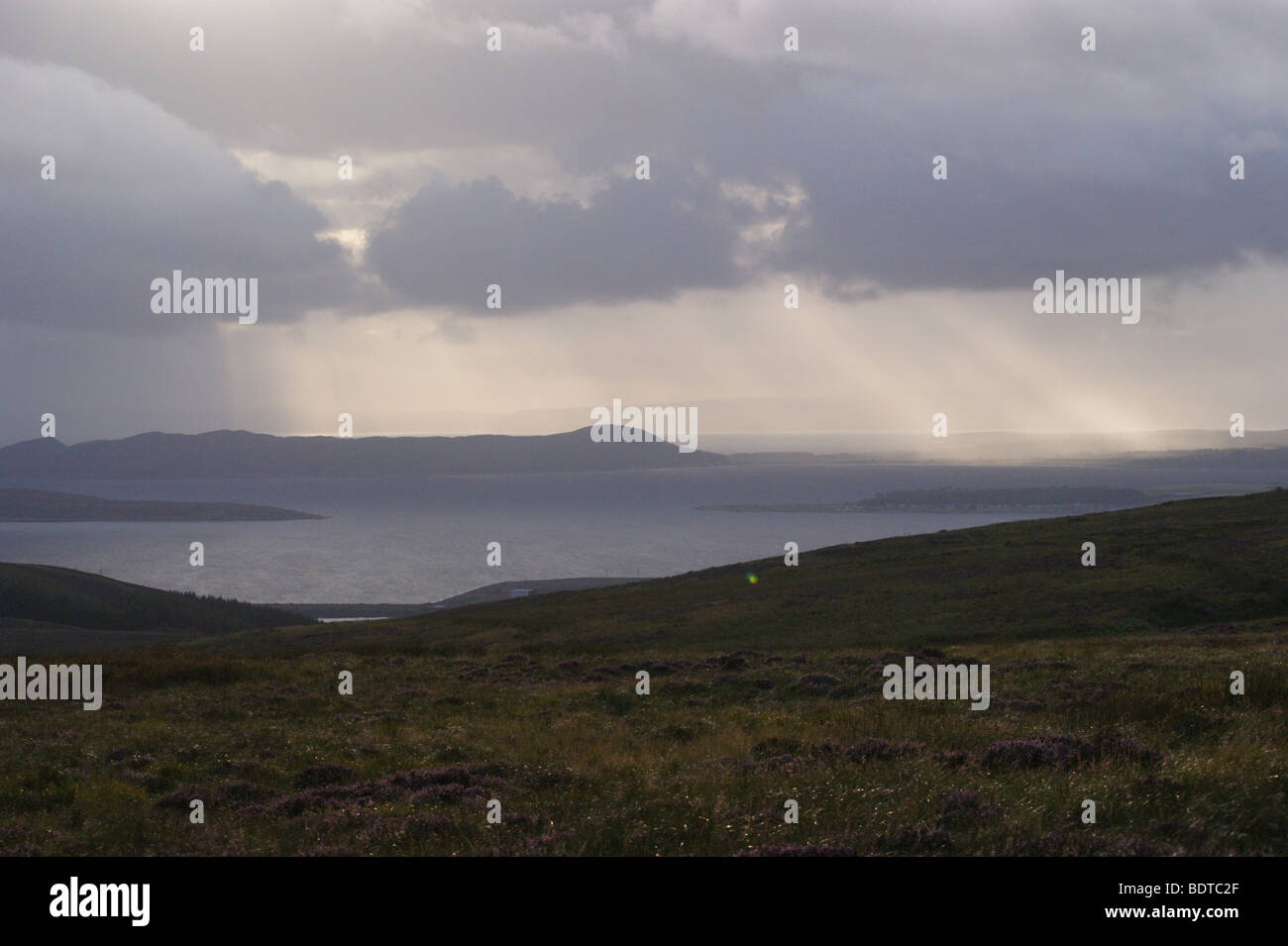 Insel Arran bei Sonnenuntergang gesehen aus Fairlie Moor, Ayrshire, Schottland Stockfoto