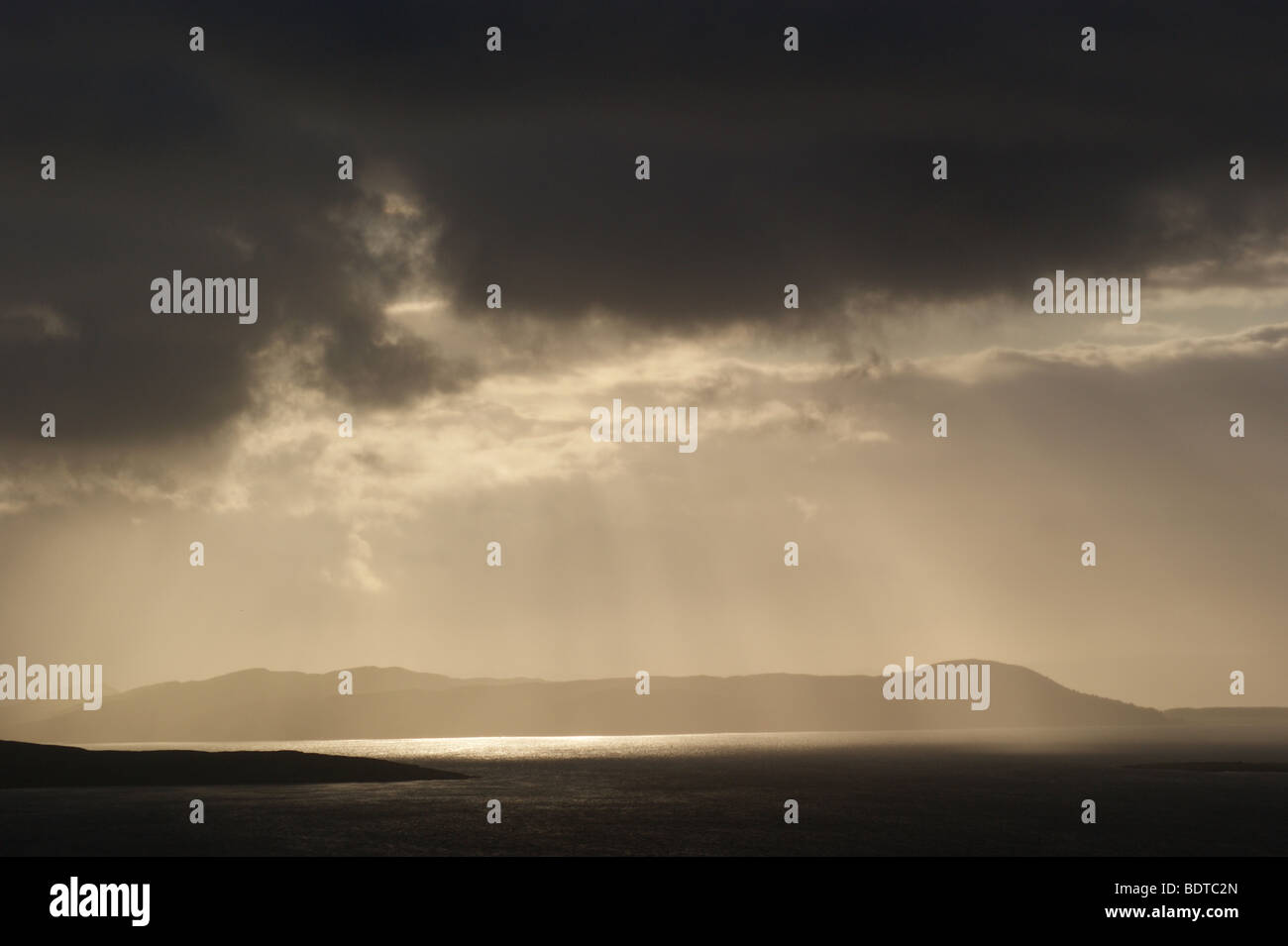 Insel Arran bei Sonnenuntergang gesehen aus Fairlie Moor, Ayrshire, Schottland Stockfoto