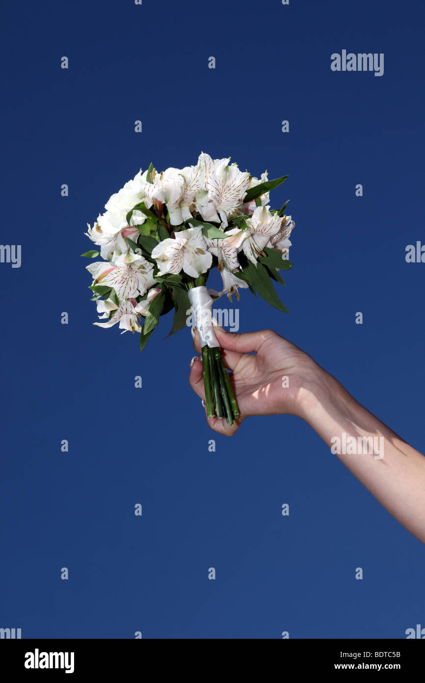 Hand halten oder einen Blumenstrauß der weißen Hochzeitsblumen fangen, Stockfoto