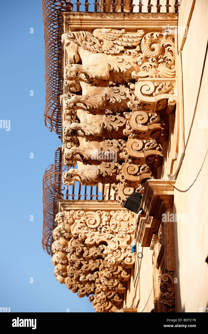 Geschnitzte barocke Balkon unterstützt - Palazzo Nicolaci - Noto - Sizilien Stockfoto