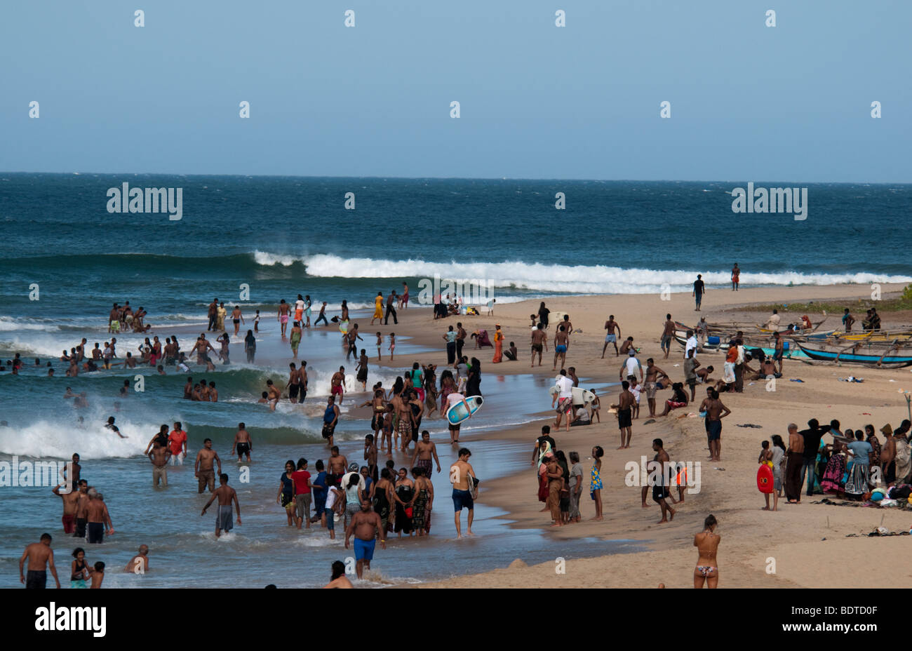 Arugam Bay Sri Lanka belebten Strand lokalen asiatischen indischen Ozean Meer Sand Menschen Ostküste Surfer Surfen surf Poya-Wochenende Boards Stockfoto