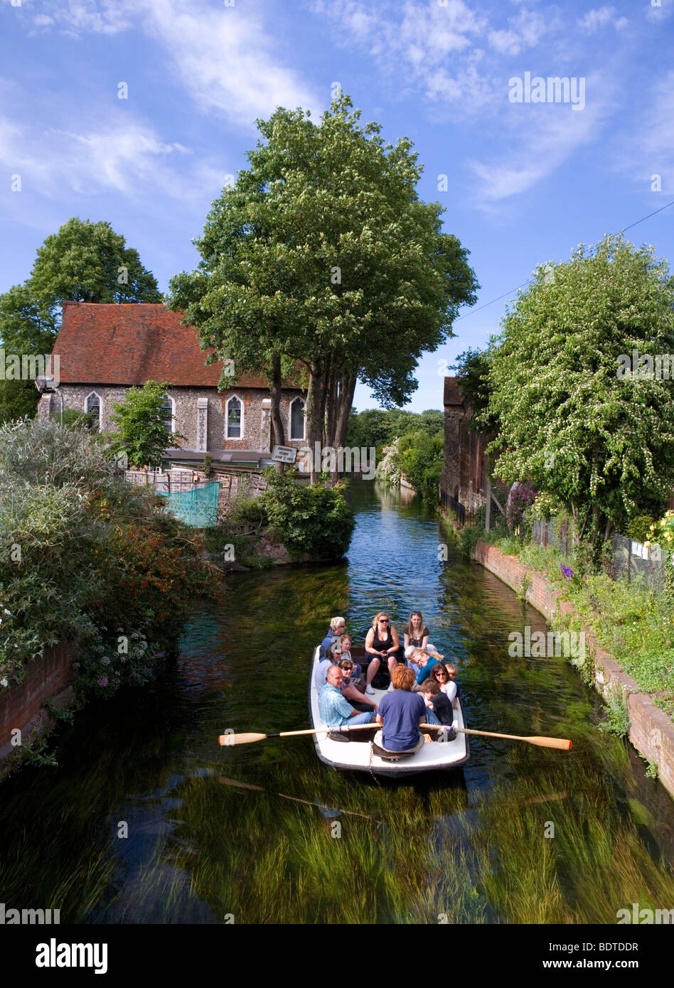 Boot mit Touristen am Fluss Stour in Canterbury, Kent, UK. Stockfoto