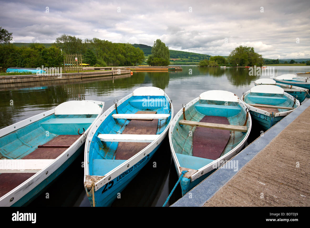 Sportboote vor Anker am Llangorse See, Brecon Beacons National Park, Powys, Wales. Sommer (Juni) 2009 Stockfoto
