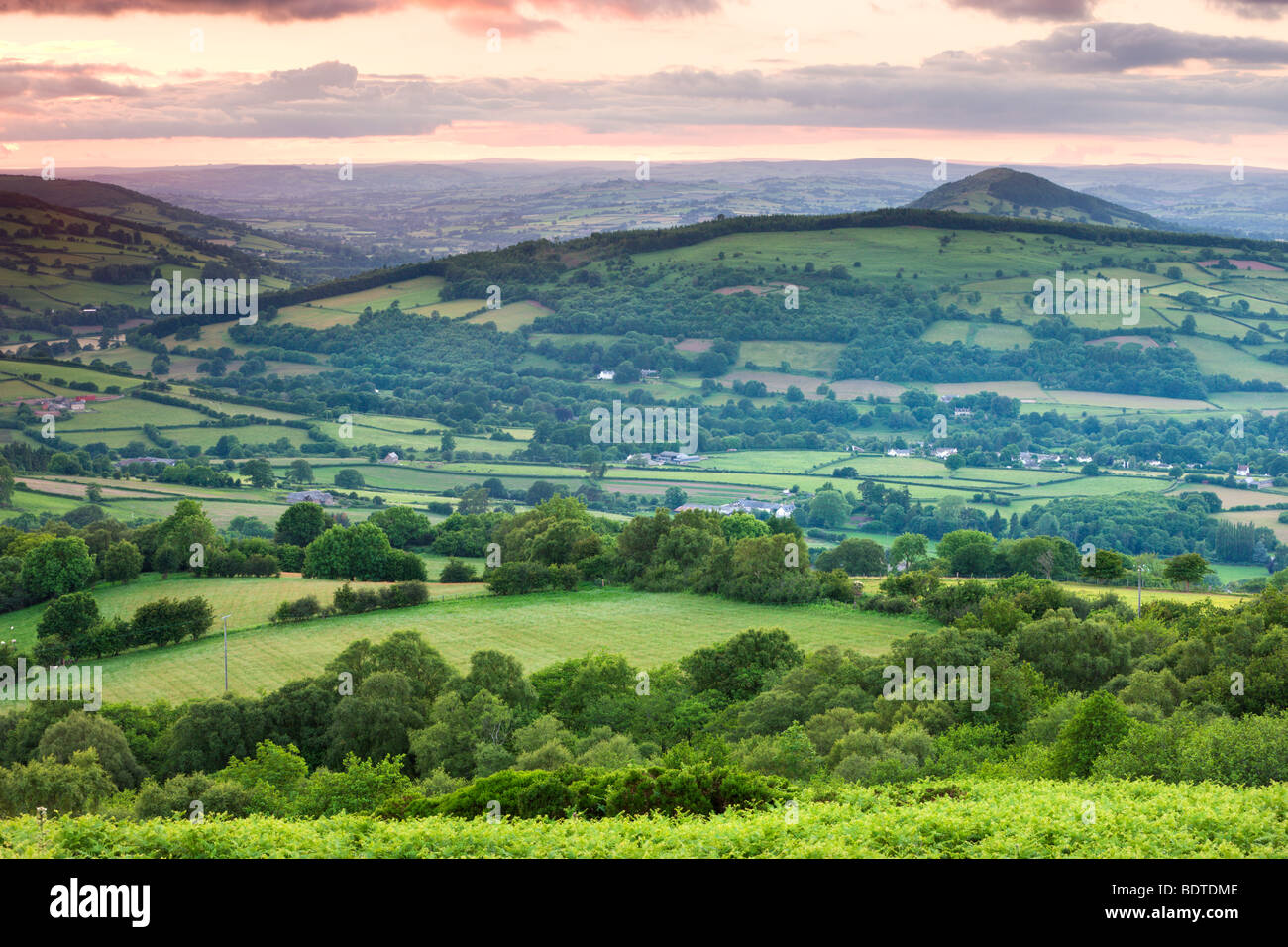 USK-Tal in der Nähe von House bei Sonnenuntergang, Brecon Beacons National Park, Powys, Wales. Sommer (Juni) 2009 Stockfoto