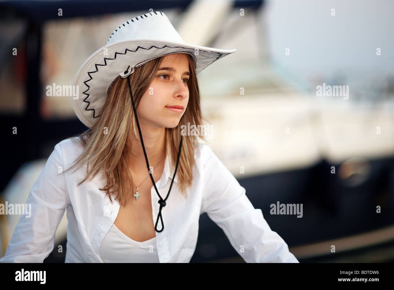 Schöne Frau vor der yacht Stockfoto