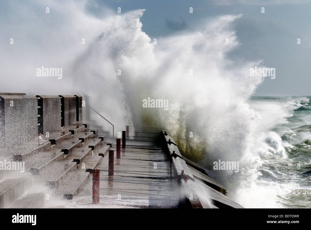 Ein sehr rauer See bricht über eine Hafenmauer Stockfoto