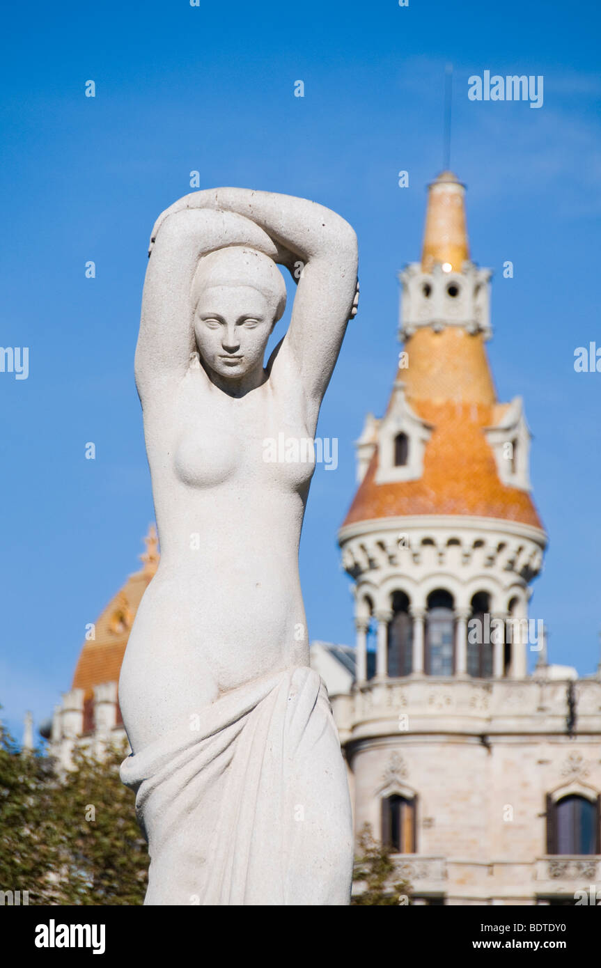 Eine Skulptur an der Placa de Catalunya in Barcelona, Spanien. Stockfoto